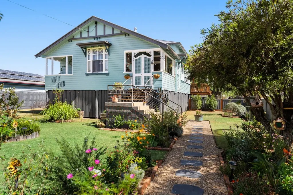 Warwick 3房 翻新Queenslander 优雅家园 木材地板 Smeg厨房 三卧两浴 主卧带露台 硬木露台 精致花园 1m²地块 四车容纳 Timeless Queenslander with beauty and charm