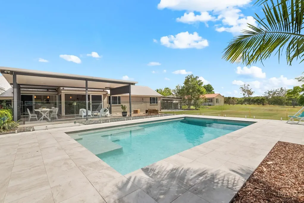 Anstead 5部屋 Meticulously renovated executive family home on 2.8 acres!