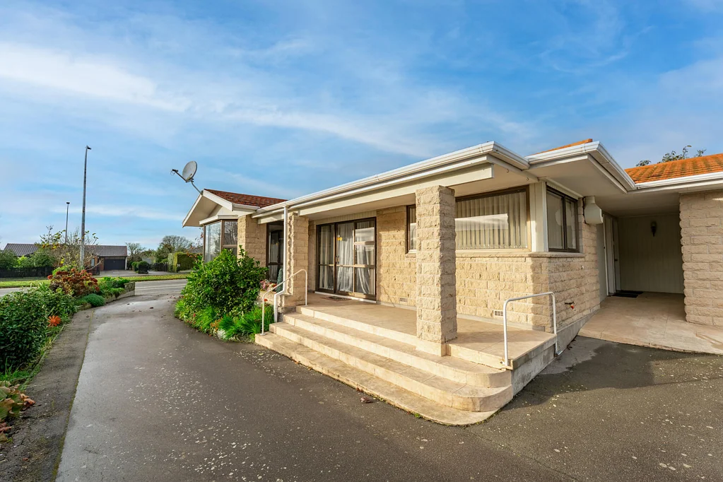 Marchwiel 3Moenga Family Home