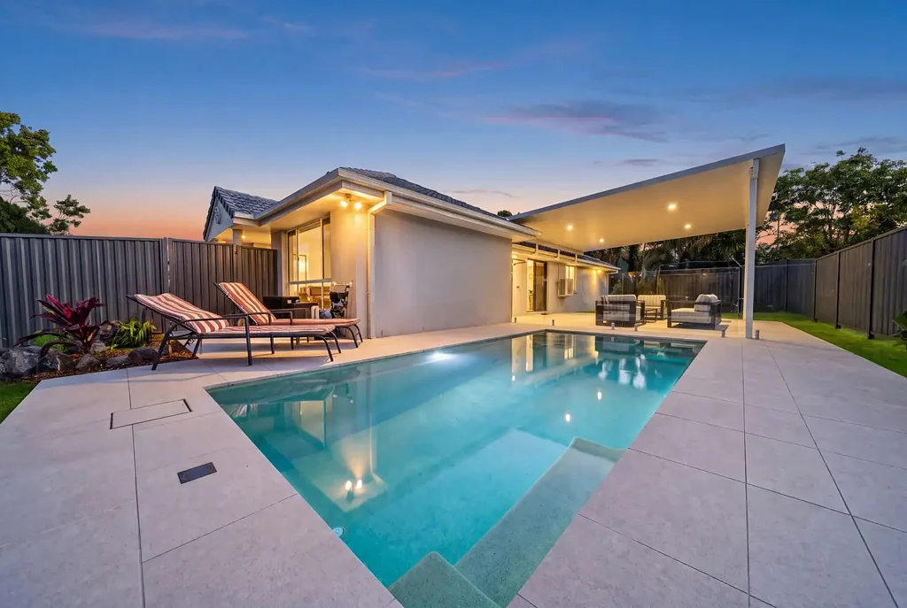 Merrimac 4 Slaapkamer MOVE RIGHT IN! FULLY RENOVATED, FAMILY ENTERTAINER, NEAT & COMPLETE!