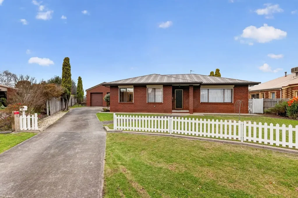 Maffra 2chambre Brick Veneer Home in Quiet Court Location