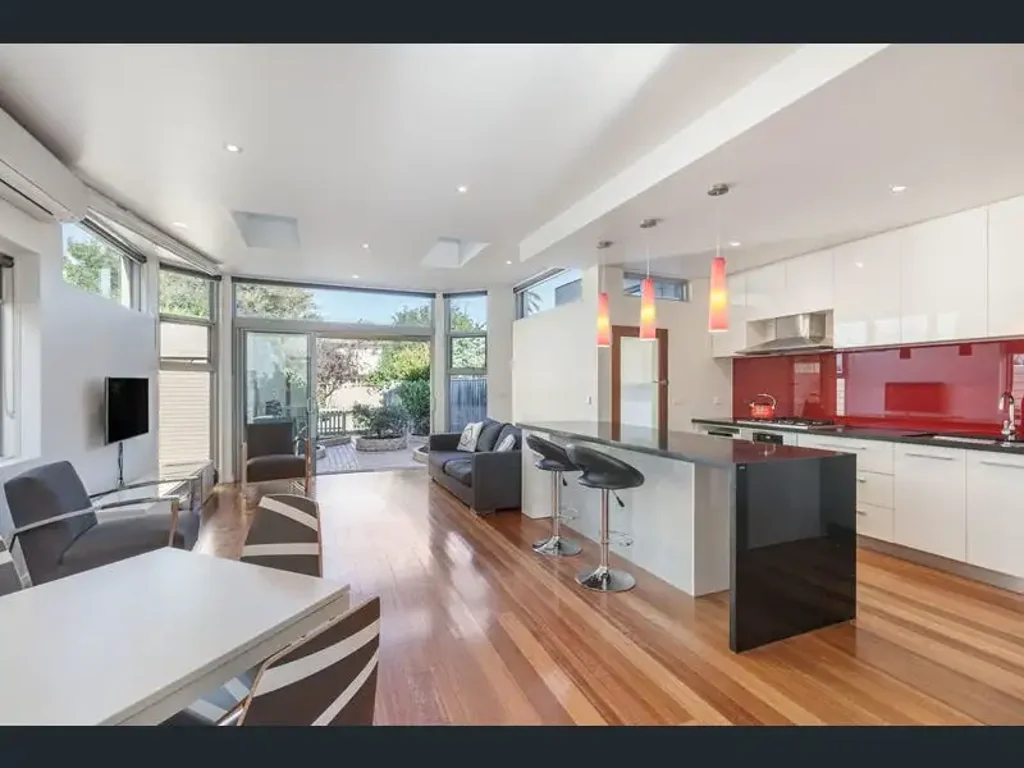 Stunning 3-Bedroom Townhouse with Beach Views in Brighton