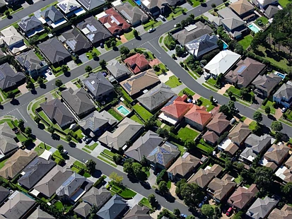 澳洲人靠房“打工”！三城房价涨幅超年薪