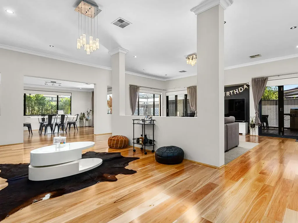 LARGE LUXURIOUS FAMILY HOME