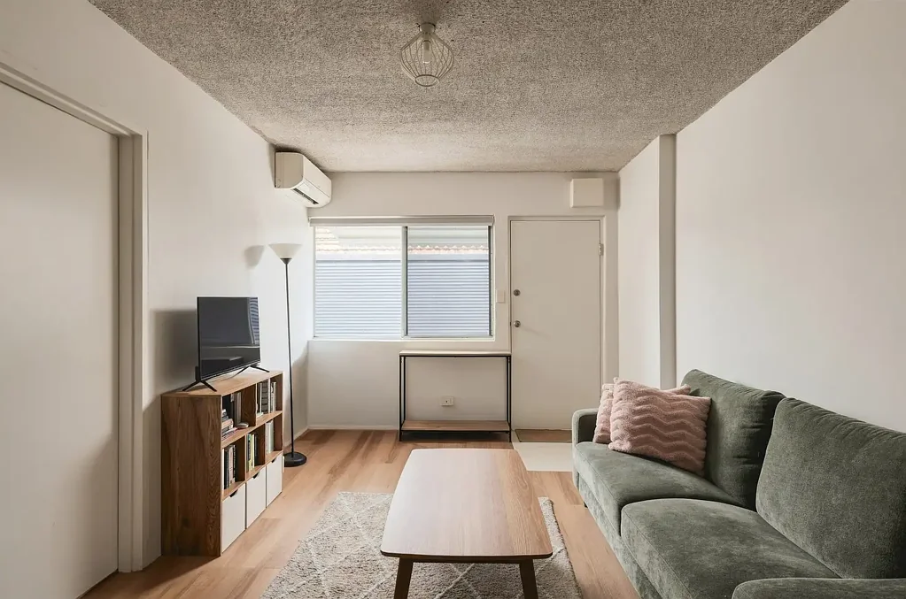 Newmarket 1房 砖结构综合楼底层公寓 Ground Floor Apartment in Brick Complex