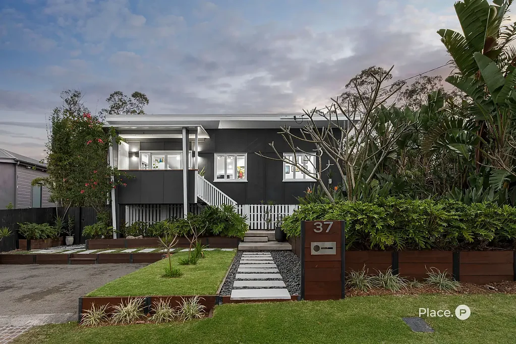 Holland Park 3 Bedroom Chic, Private & Perfectly Positioned