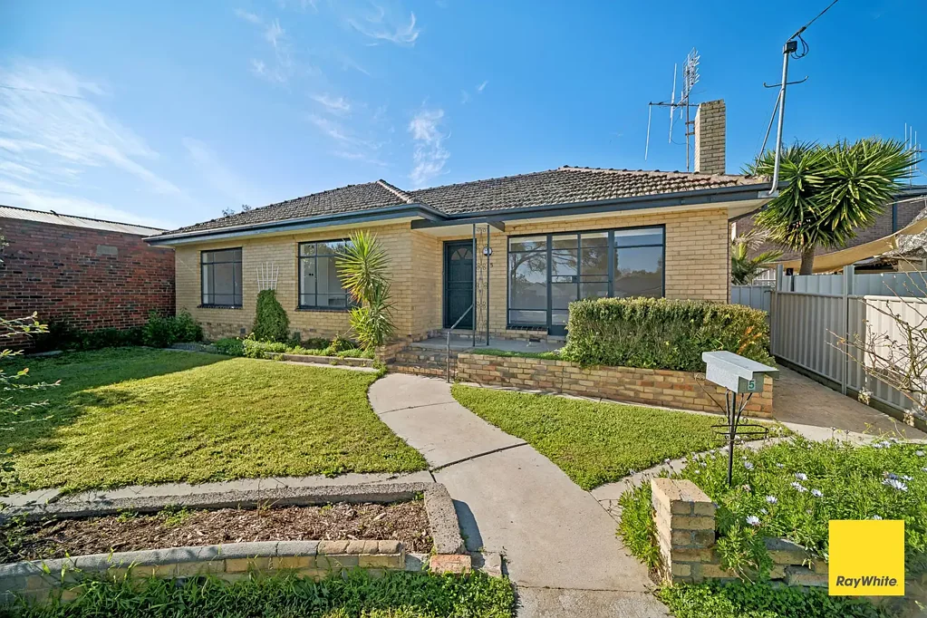 Comfortable Family Living in a Quiet Court Location