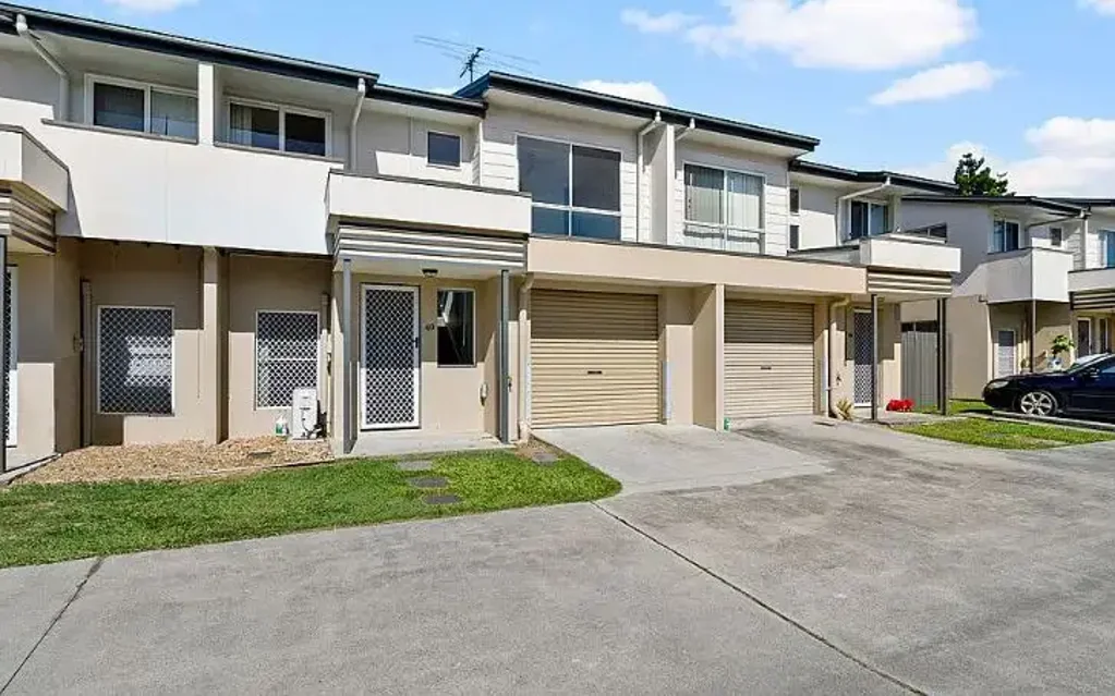 LARGE TOWNHOUSE - AVAILABLE NOW