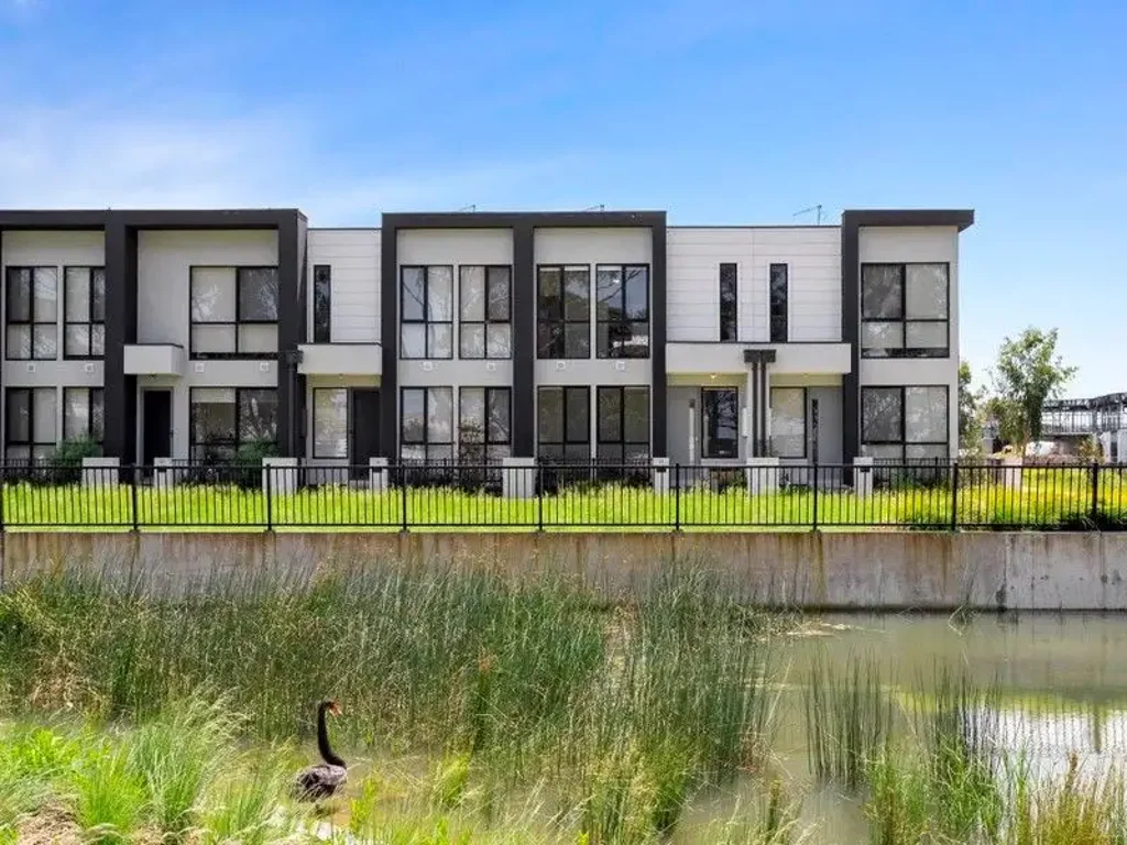 4 Bedroom Townhouse Near Town Central (Inspections coming soon)