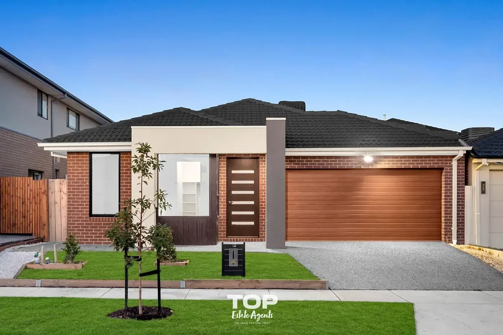 Luxurious Family Living in Prime Clyde North Location!!