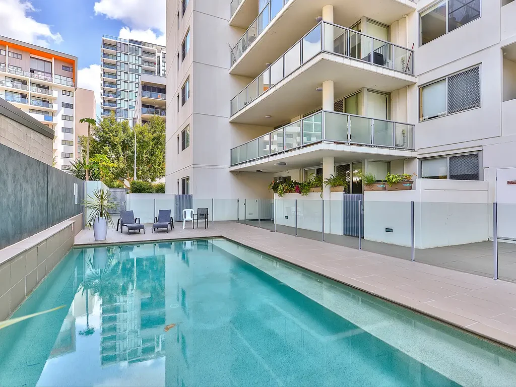 Kelvin Grove 2ห้องนอน Stylish Inner-City Living with Leafy Privacy