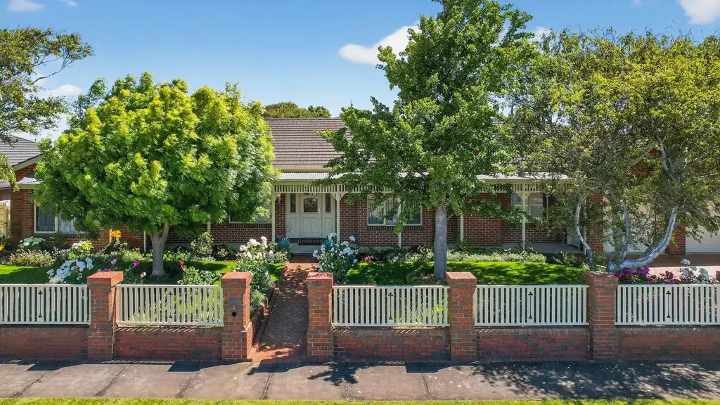 Warrnambool 5 Bedroom CRAFTSMAN BUILT EXCELLENCE ON DUAL TITLES IN CENTRAL/NORTH WARRNAMBOOL