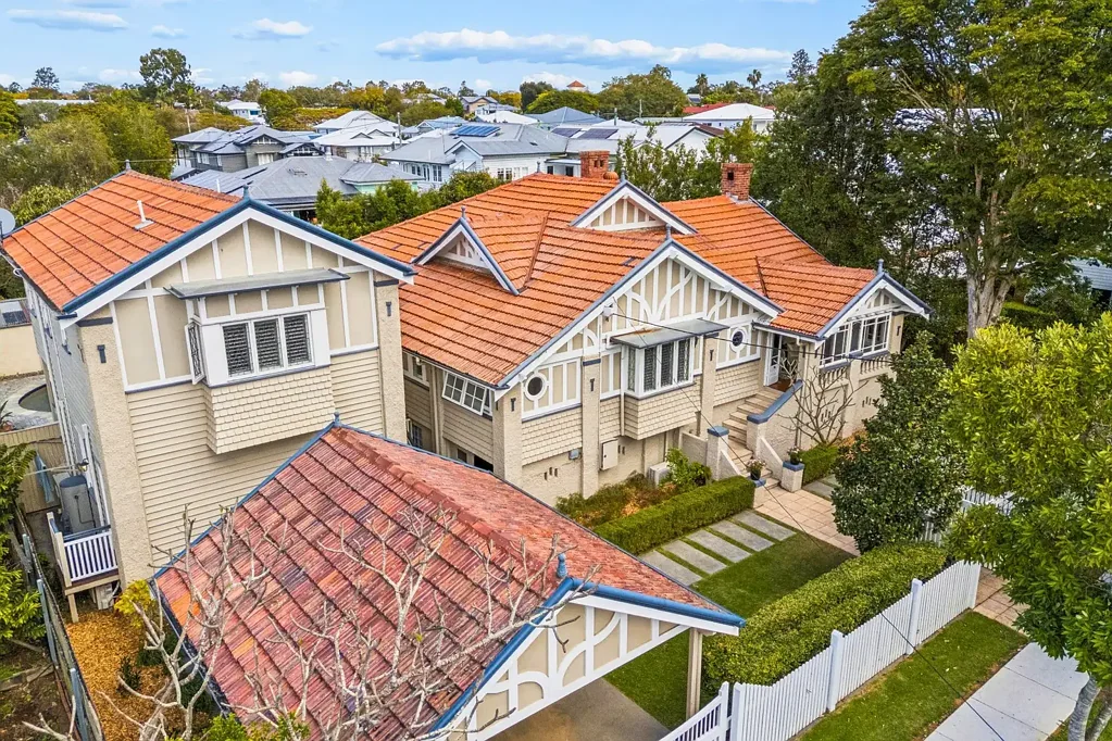 Graceville 4ਬੈੱਡਰੂਮ TIMELESS CALIFORNIAN BUNGALOW ELEGANCE MEETS REFINED LUXURY IN A BLUE-CHIP LOCATION