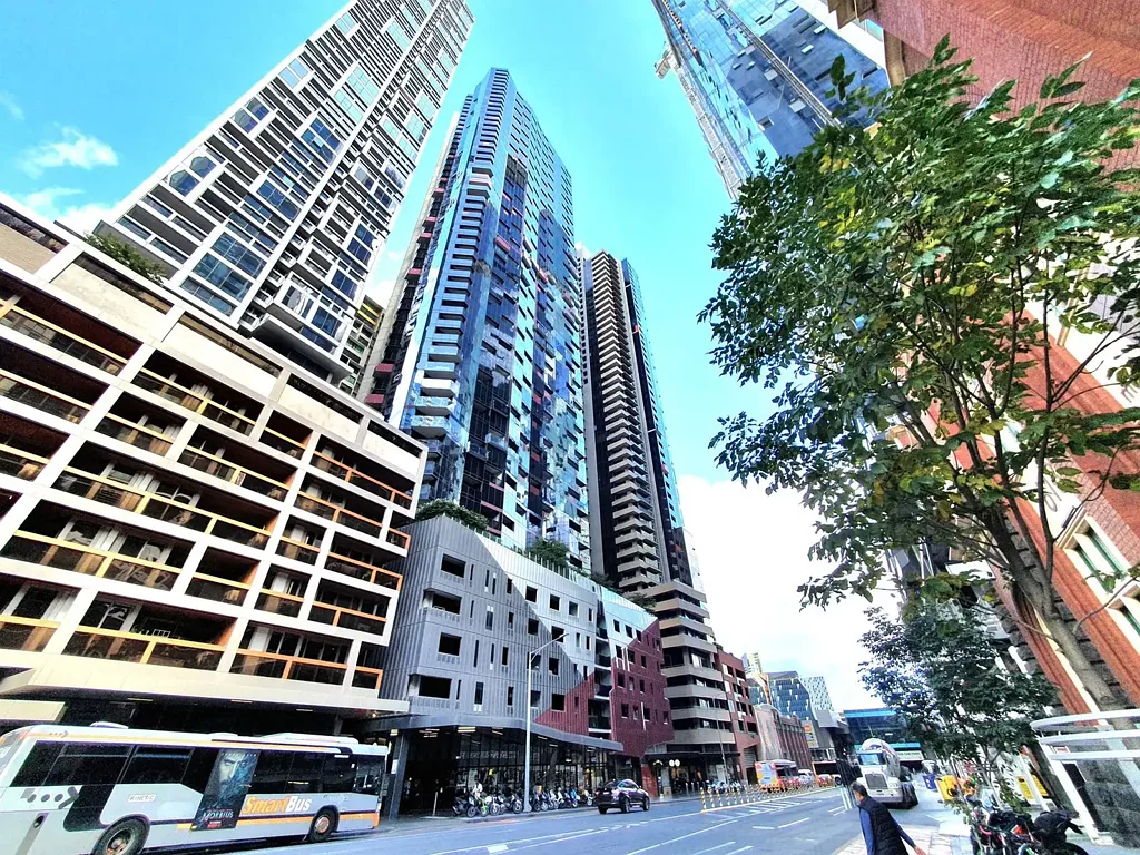 HUGE LUXURY APARTMENT IN CENTRAL MELBOURNE!