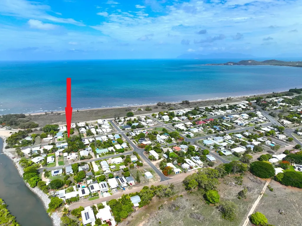 Bowen SOOO Close to the Beach.