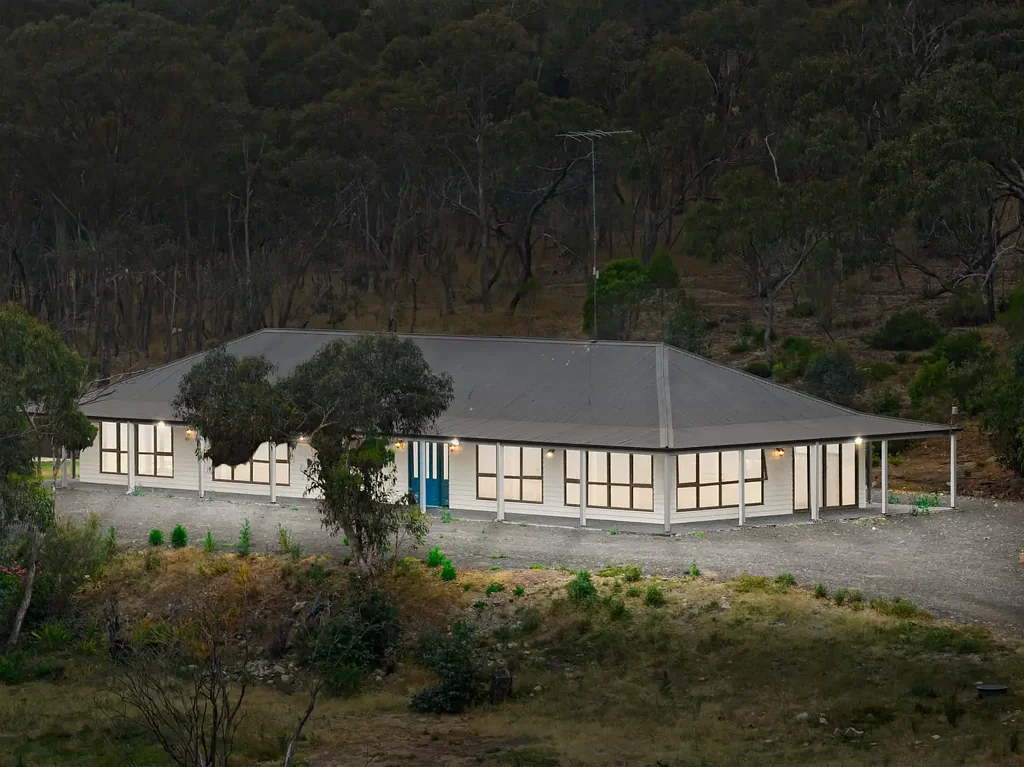 Eden Park 4 Bedroom Fantastic lifestyle living on 8.12 ha  Approx!!