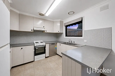 9 Dingley Place, Melton West, VIC 3337, 4房, 2浴, House