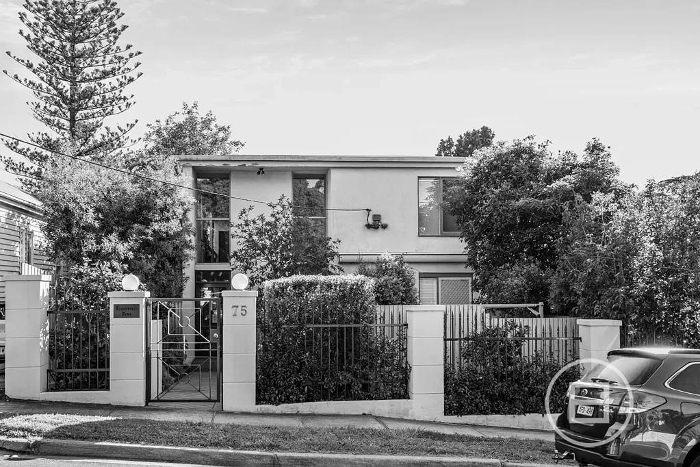 Ascot Vale 2房 Ascot Vale精品公寓 开放式起居区 燃气厨房 双主卧带柜 明亮浴室 专属停车 舒适便捷 步行生活圈 Expressions of Interest closing Tuesday 16th June at 5pm