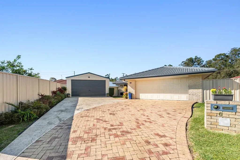 Landsborough 4침실 Immaculately Presented Family Home with Shed & Pool!