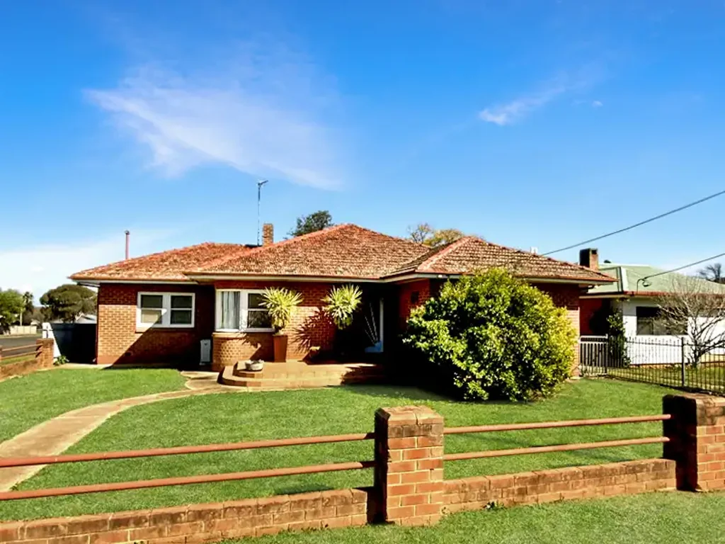 Forbes 2Kwarto Character Home on 866sqm with Development Potential