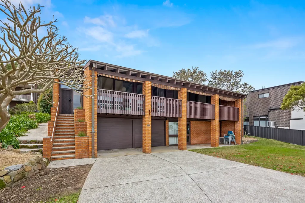 IMMACULATElY PRESENTED FAMILY HOME