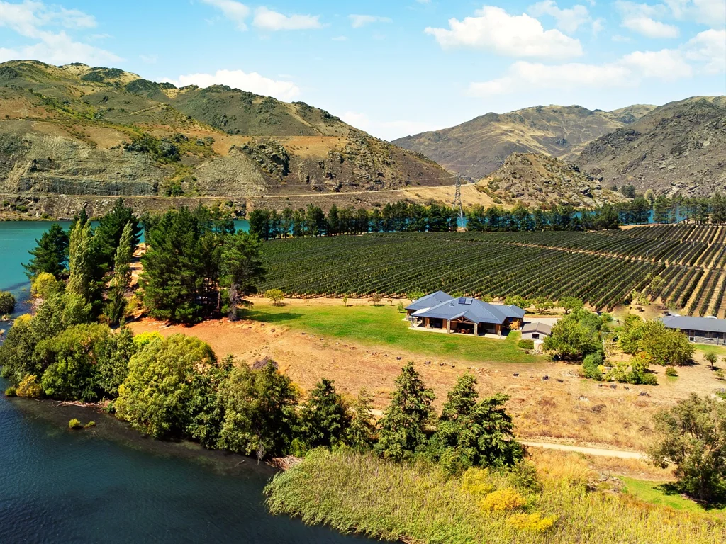 Cromwell 4 Bedroom Vendors on the move — lakefront living awaits!