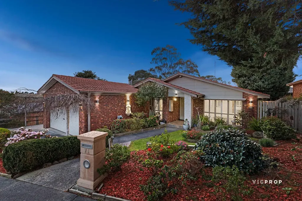 Ferntree Gully 4房 宽敞的家庭生活，坐拥美景，灵活多变，成长空间充足 Spacious Family Living with Views, Flexibility & Room to Grow
