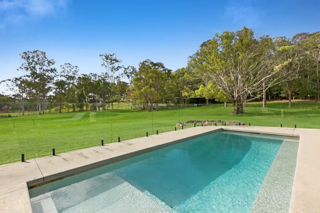 Tallebudgera 5બેડરૂમ Contemporary Charm: A Timeless Modern Farmhouse