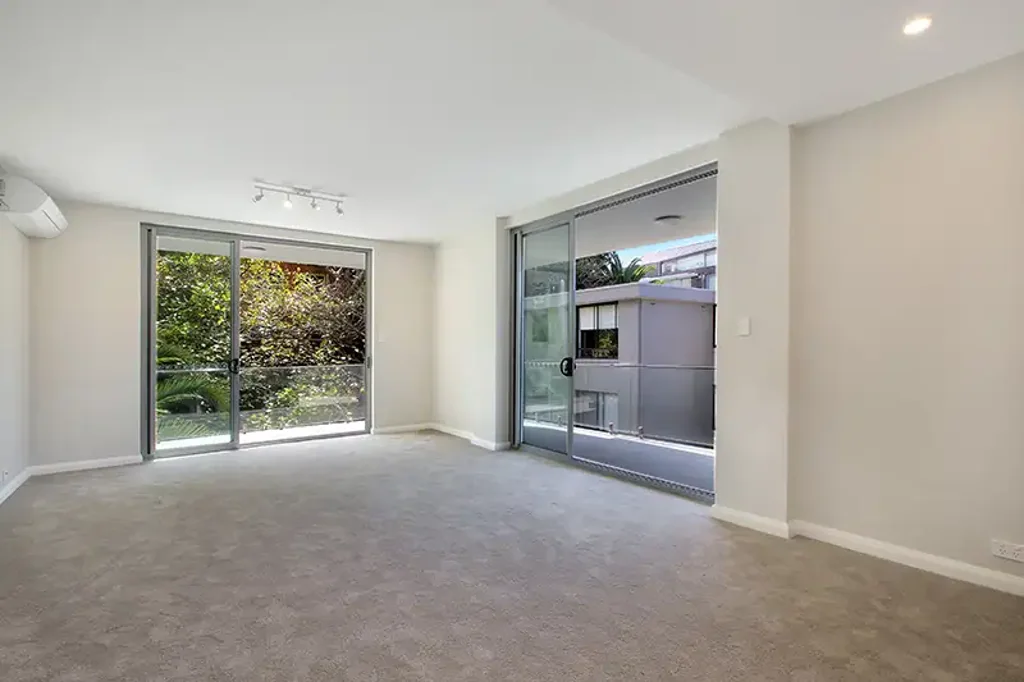 Vaucluse 2房 海边阳光公寓 开放式起居 大型阳台 精品楼栋 现代装修 超大卧室 海风拂面 设计师浴室 高端厨房 带棚车位 步行海岸 Expansive North-Facing Coastal Apartment on the Edge of Diamond Bay