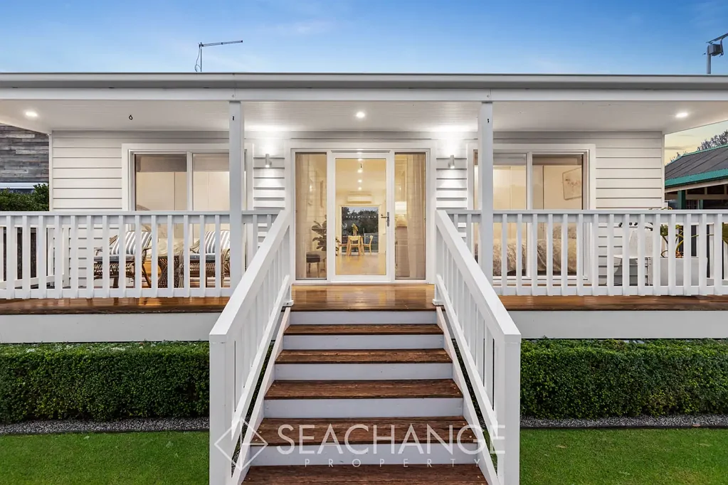 Blairgowrie 4房 海滨生活轻松享 现代舒适满屋是 Weatherboard经典筑 697sqm阔地居 两海岸线近在咫 独立棚屋增空间 未来潜力无限期 Coastal Charm between Surf & Bay
