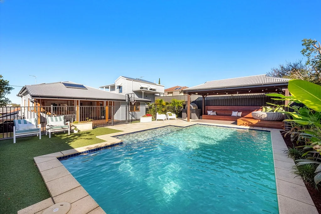 Camp Hill 4બેડરૂમ Timeless Character Meets Resort-Style Family Living