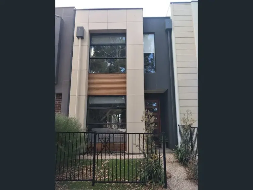 STUNNING MODERN TWO STOREY TOWNHOUSE