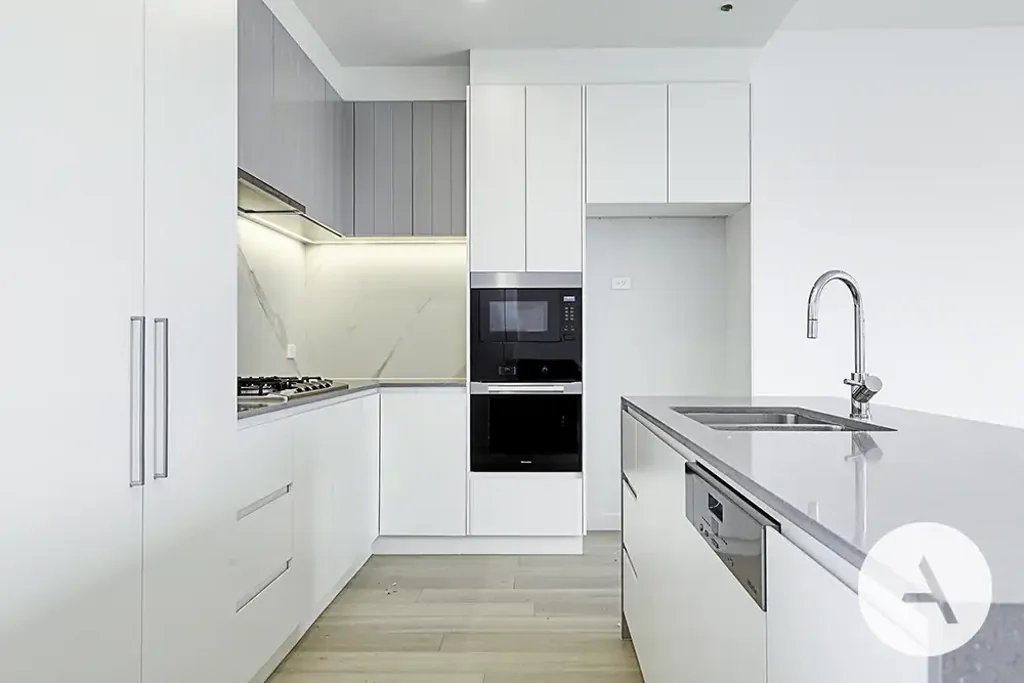 Sophisticated Three-Bedroom Townhouse withVersatile Living Spaces