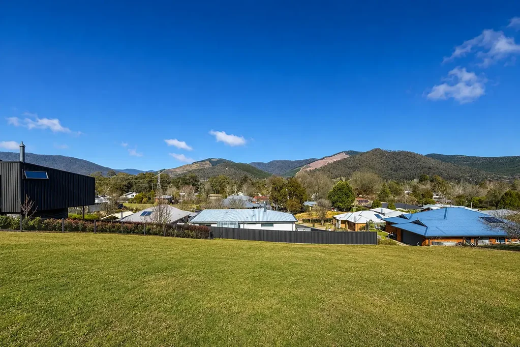 Bright VACANT LAND - PANORAMIC VIEWS IN CENTRAL BRIGHT