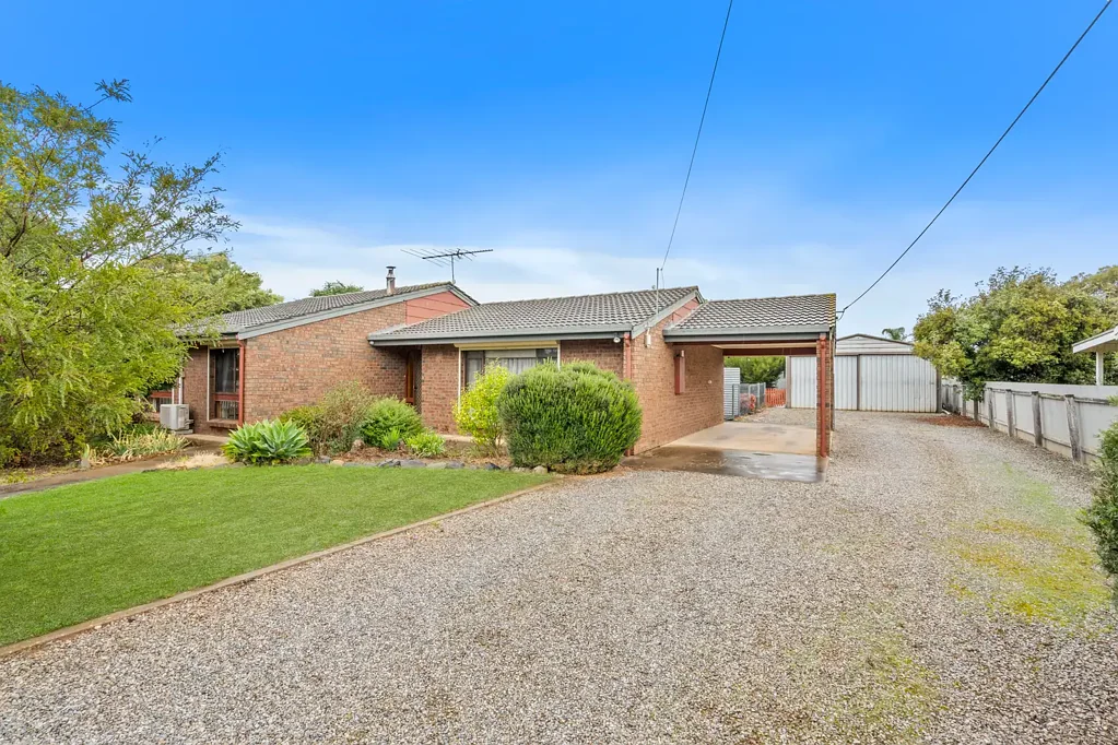 Strathalbyn 3Phòng ngủ Level, Substantial, and A Vision of Value-Adding Possibility.