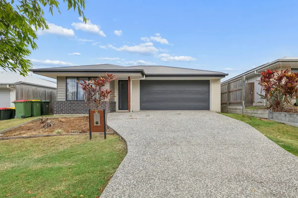 Redbank Plains 4Moenga Modern Four bedroom family home on 486Sqm block!!!