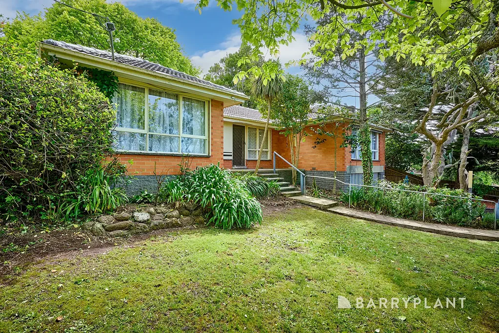 Croydon South 3ਬੈੱਡਰੂਮ Enticing opportunity on a wide corner site.