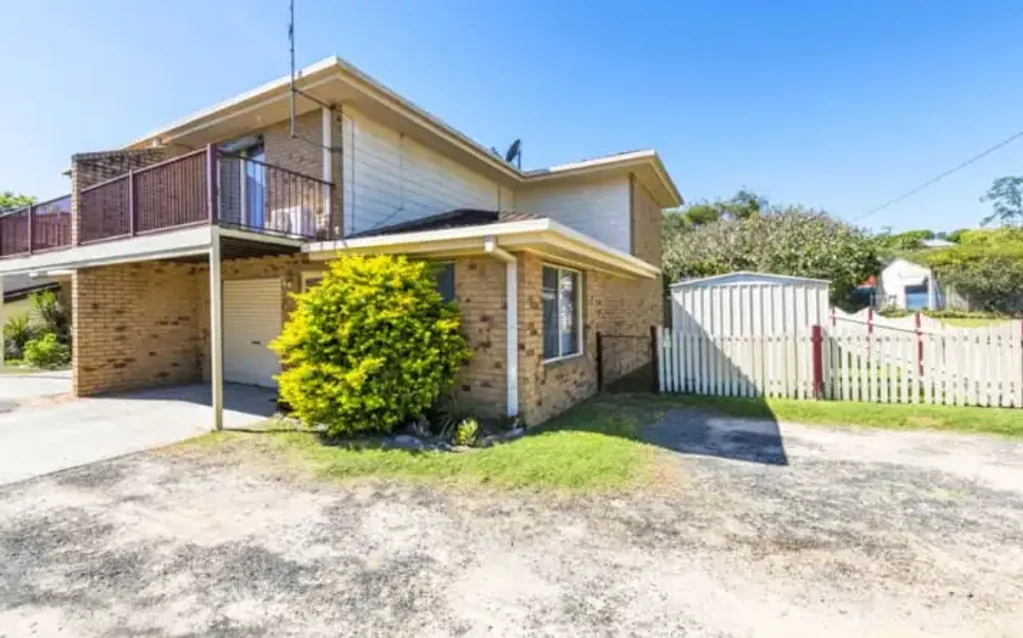 TOWNHOUSE IN THE HEART OF TOWN!