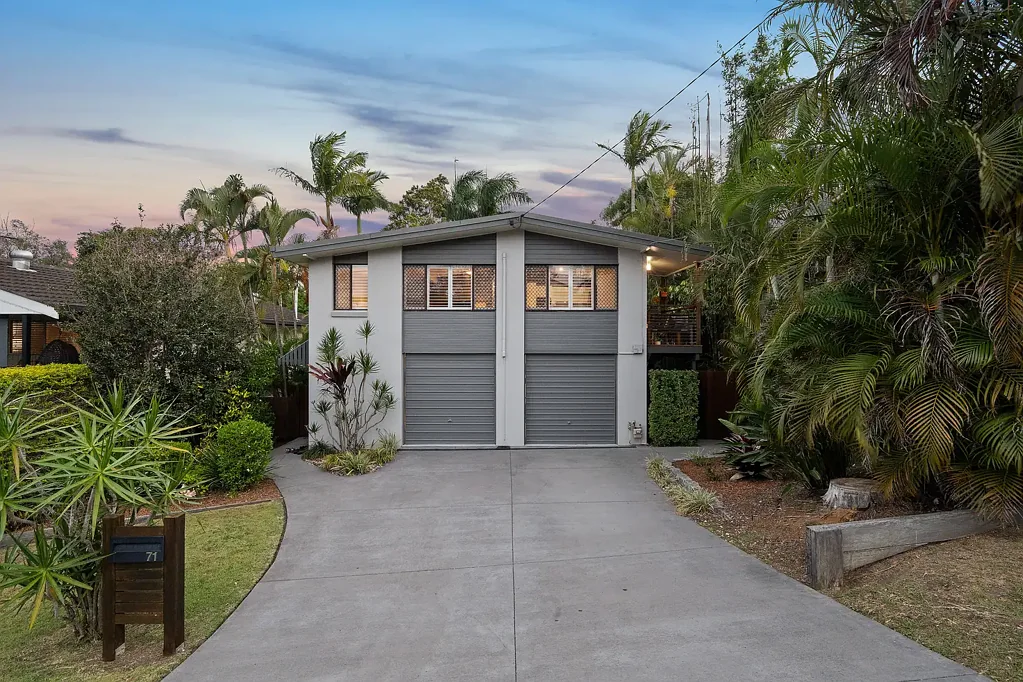 Arana Hills 3房 全新厨房AEG 607平地块 双车库 优质装修 成熟花园 步行便利 Beautifully Renovated Family Home in a Peaceful Arana Hills Pocket
