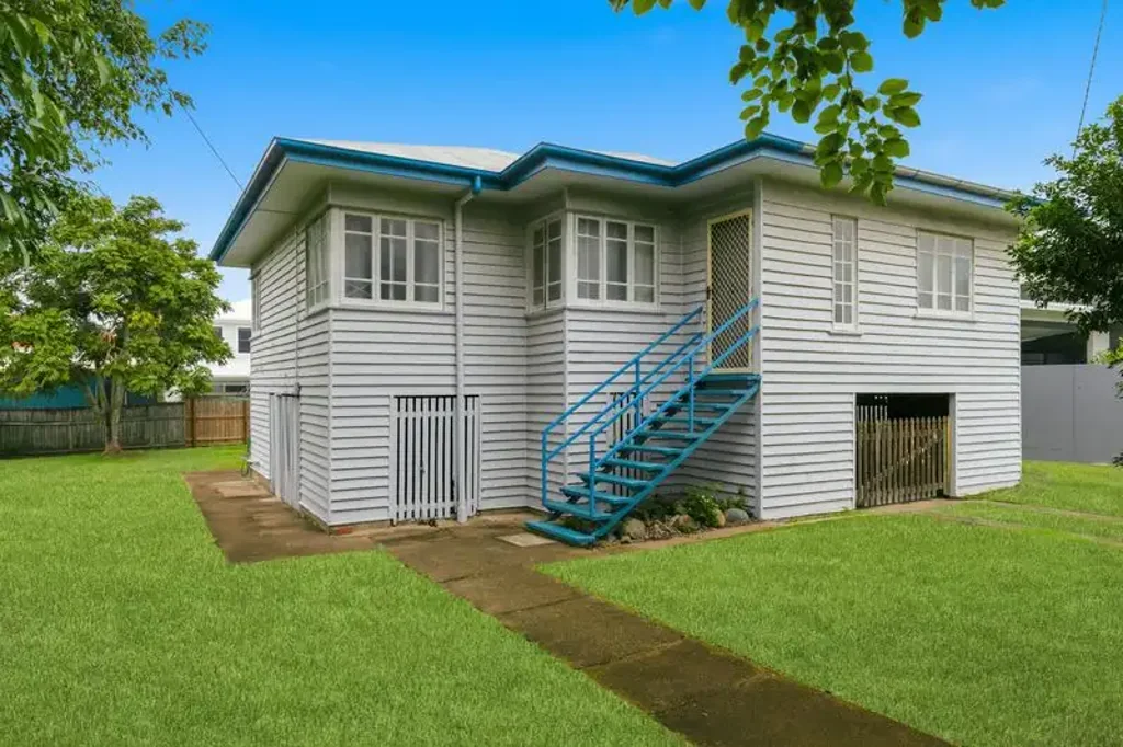 Sherwood 3Zimmer POST WAR  WITH POTENTIAL AND A 20.7 frontage