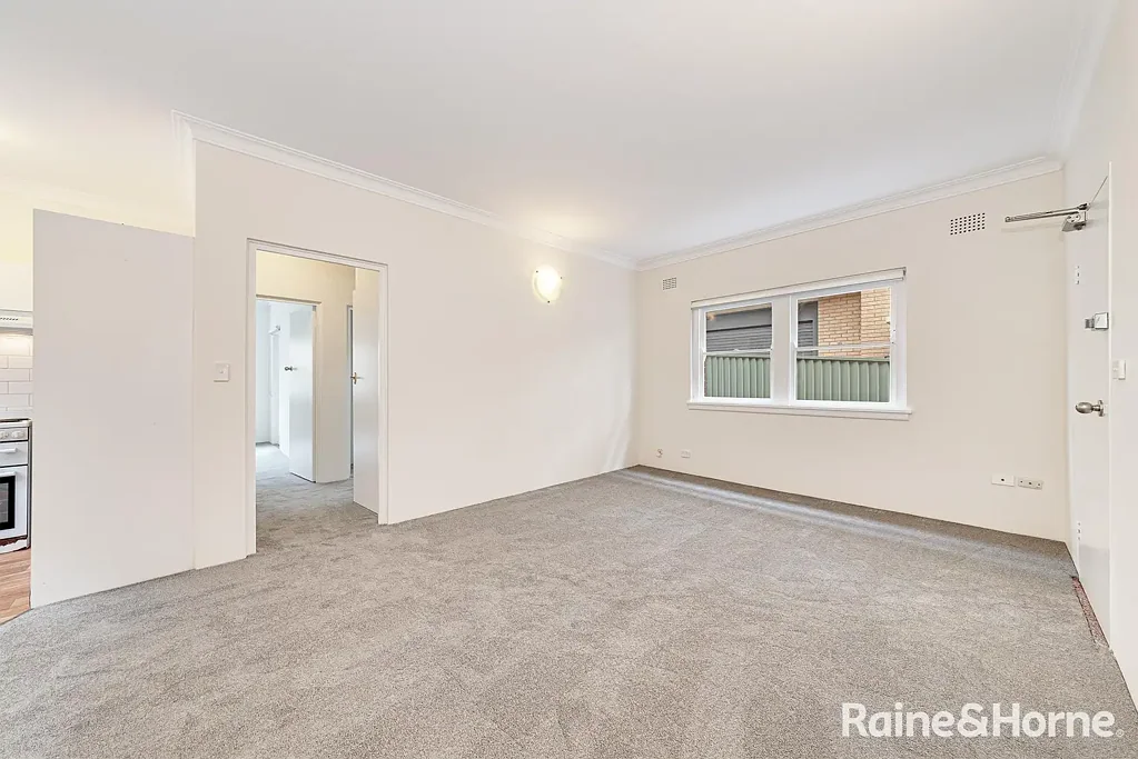 TWO-BEDROOM APARTMENT WITH PARKING IN A FANTASTIC LOCATION!