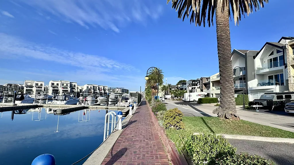 Patterson Lakes 5部屋 Ultimate Waterfront Prestige: Tri-Level Dream Home with Private Dock and Marina Plus River Views