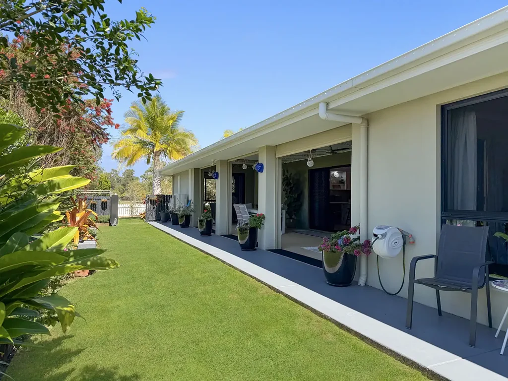 Landsborough 4Phòng ngủ Immaculately Presented Family Home with Complete "Skippy Park Frontage"