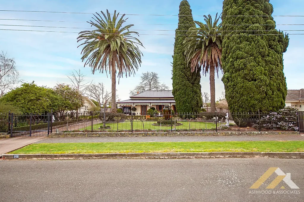 Bairnsdale 3 Bedroom TIMELESS CHARM AND MODERN LUXURY