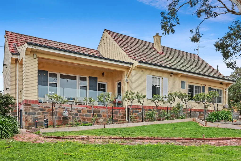 Victor Harbor 5Kwarto Timeless Coastal Elegance with Panoramic Sea Views Across Granite Island to The Bluff