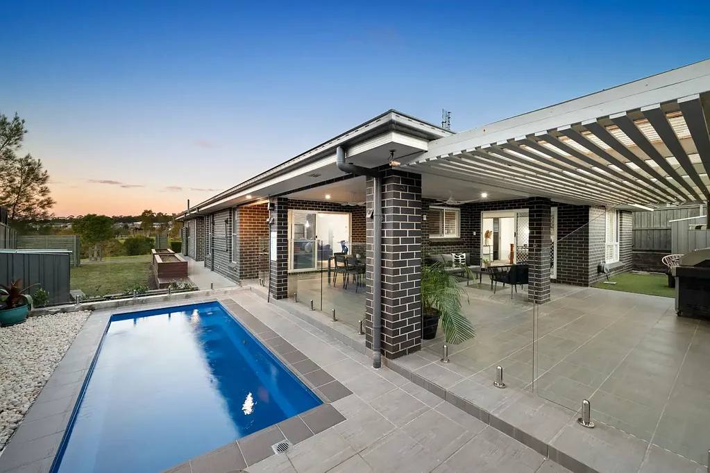 Fletcher 4બેડરૂમ Polished Family Living with Designer Flair and Poolside Appeal