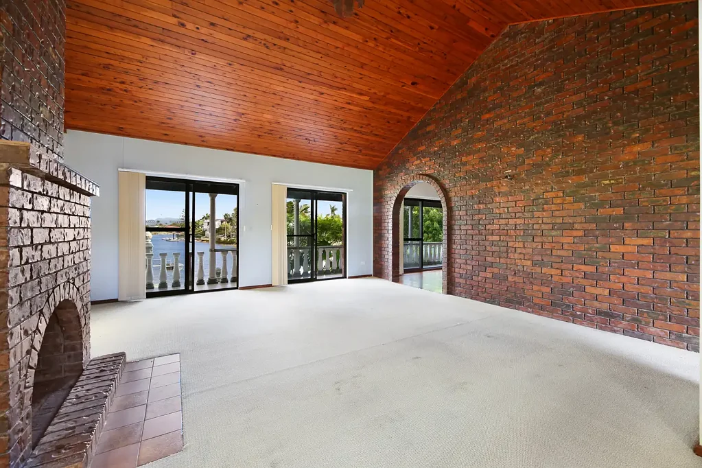 Benowa 4غرفة نوم Interstate Investor Meets the Market on Prime Waterfront - Renovate or New Build