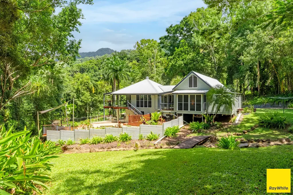 Smithfield 4Kwarto Contemporary Queenslander with Dual Living Amidst Lush Rainforest