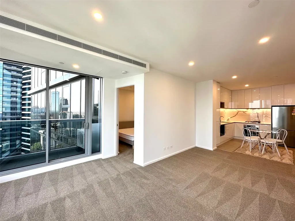 FURNISHED MODERN TWO BEDROOM APARTMENT LOCATED IN HEART OF SOUTHBANK