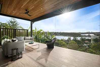 Clontarf 5 Slaapkamer Elevated resort-style home with sweeping Middle Harbour views